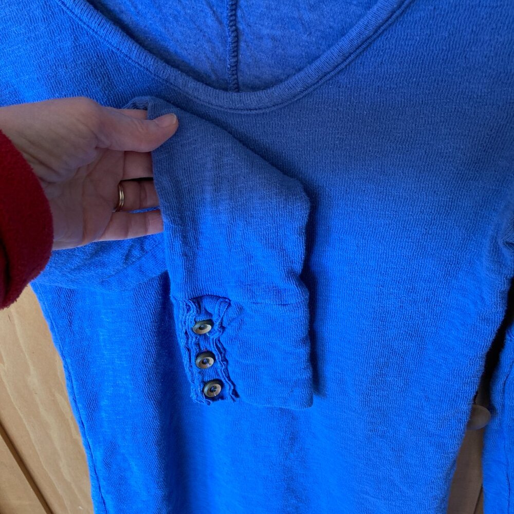 Able Raw Edge Button Cuff Thermal long sleeve top Blue Size Small. - Picture 2 of 5